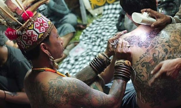 Pembuatan Tatto Yang Khas Dan Ciri Khusus Orang Dayak