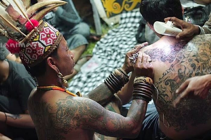 Pembuatan Tatto Yang Khas Dan Ciri Khusus Orang Dayak