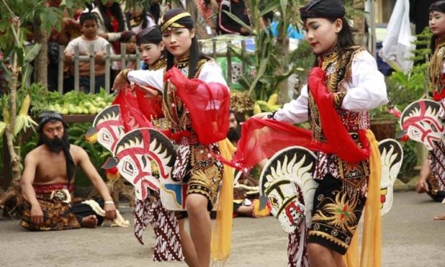 Kesenian Tradisional Kuda Lumping Berasal Dari Indonesia