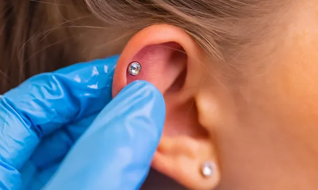 Pemasangan Tindik Atau Piercing Di Telinga Atau Bagian Lain