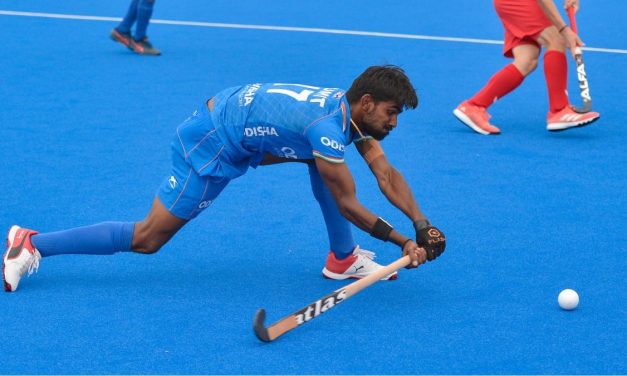 Olahraga Tongkat Hockey Yang Bertujuan Untuk Memukul Bola