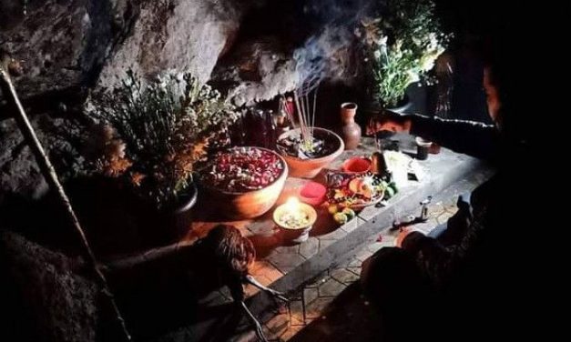 Persembahan Sesajen Di Dalam Upacara Adat Atau Lain Hal