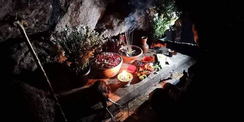 Persembahan Sesajen Di Dalam Upacara Adat Atau Lain Hal