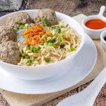 Makanan Populer Bakso Dengan Mie Dan Kuah Panasnya