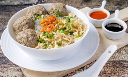 Makanan Populer Bakso Dengan Mie Dan Kuah Panasnya