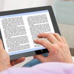 Membaca Buku Elektronik Dari Sebuah Teknologi E-book