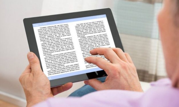 Membaca Buku Elektronik Dari Sebuah Teknologi E-book