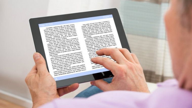 Membaca Buku Elektronik Dari Sebuah Teknologi E-book