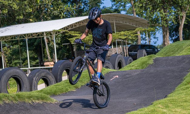 Sepeda Balap Atau BMX Yang Bentuknya Kokoh