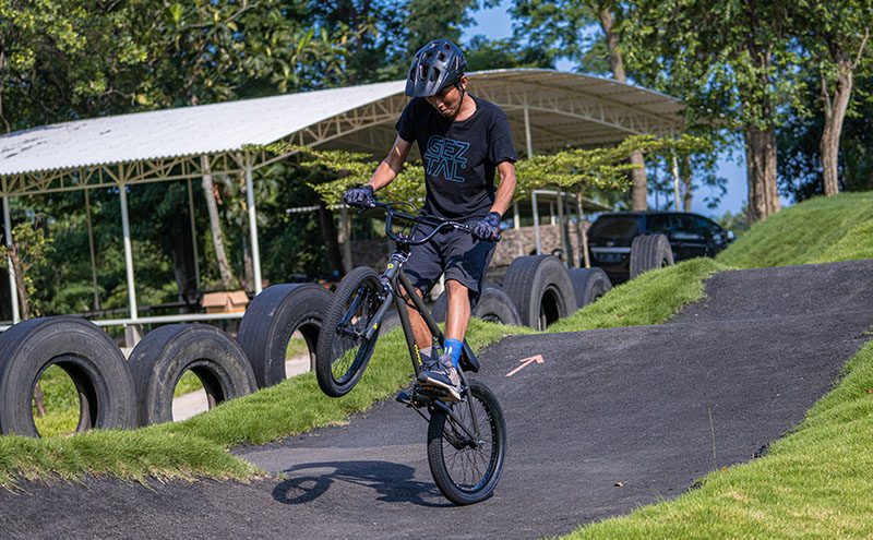Sepeda Balap Atau BMX Yang Bentuknya Kokoh