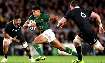 Olahraga Pria Rugby Dengan Kekuatan Dan Kecepatan