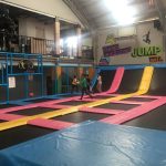Olahraga Seru Lompatan Trampolin Pada Sebuah Alat
