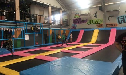 Olahraga Seru Lompatan Trampolin Pada Sebuah Alat