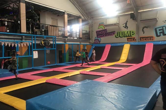 Olahraga Seru Lompatan Trampolin Pada Sebuah Alat
