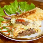 Makanan Gulungan Kebab Dengan Isian Sayur Serta Daging