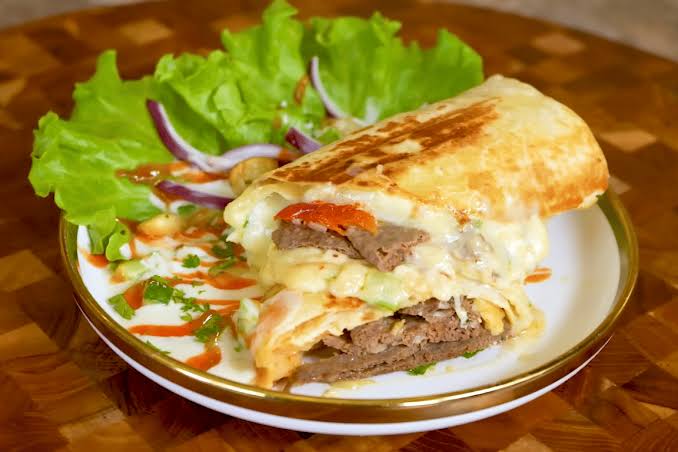 Makanan Gulungan Kebab Dengan Isian Sayur Serta Daging