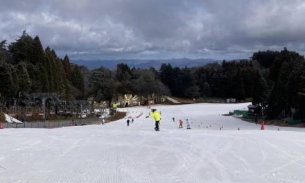 Aktivitas Rekreasi Ski Saat Mulai Musim Salju