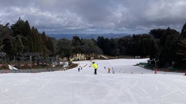 Aktivitas Rekreasi Ski Saat Mulai Musim Salju