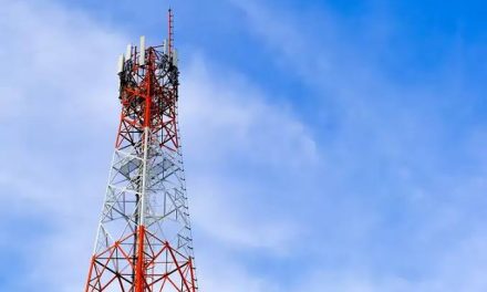 Bangunan Tower Yang Cukup Tinggi Untuk Jaringan
