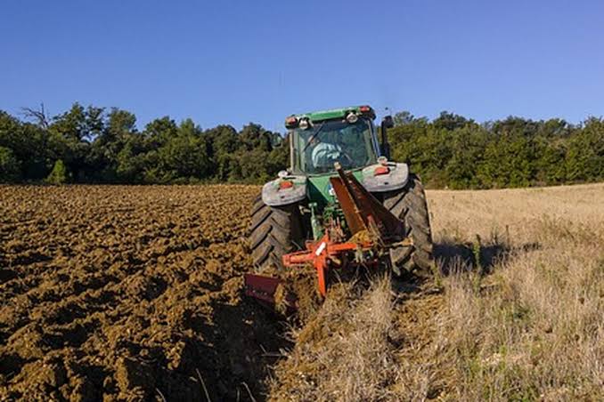 Kendaraan Bermesin Traktor Khusus Berbagai Pekerjaan Pertanian