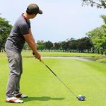 Olahraga Memukul Bola Kecil Ke Lubang Atau Golf