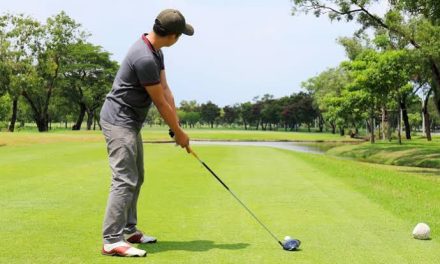 Olahraga Memukul Bola Kecil Ke Lubang Atau Golf