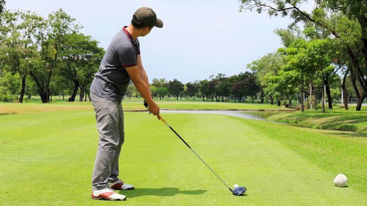 Olahraga Memukul Bola Kecil Ke Lubang Atau Golf