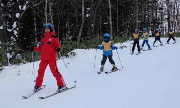 Olahraga Rekreasi Ski Dengan Meluncur Di Salju