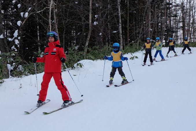 Olahraga Rekreasi Ski Dengan Meluncur Di Salju
