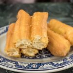 Sebuah Kue Cakwe Sebagai Makanan Ringan