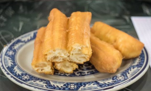 Sebuah Kue Cakwe Sebagai Makanan Ringan