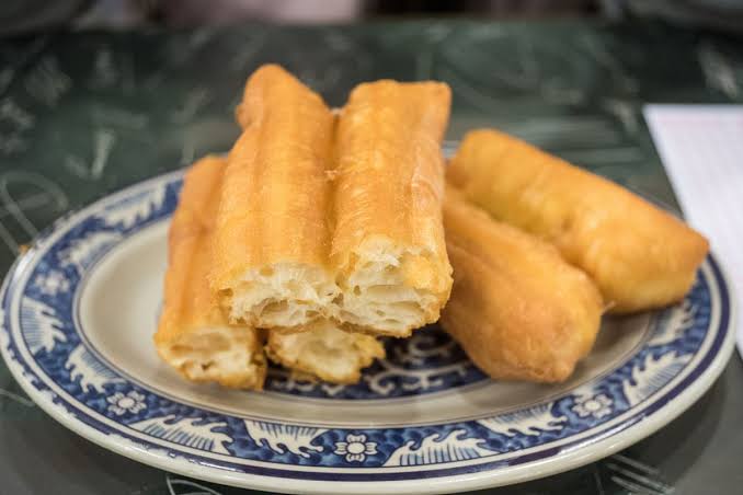 Sebuah Kue Cakwe Sebagai Makanan Ringan