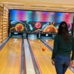 Olahraga Menjatuhkan Pin Dalam Bola Bowling