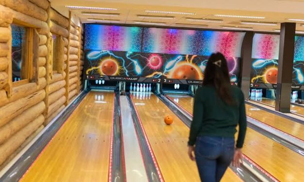 Olahraga Menjatuhkan Pin Dalam Bola Bowling
