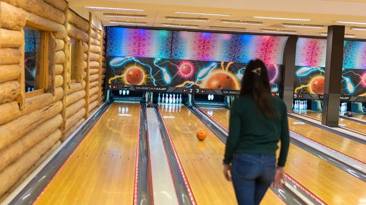Olahraga Menjatuhkan Pin Dalam Bola Bowling