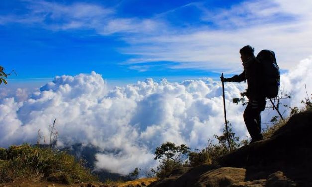 Suatu Kegiatan Muncak Pada Bukit Maupun Gunung