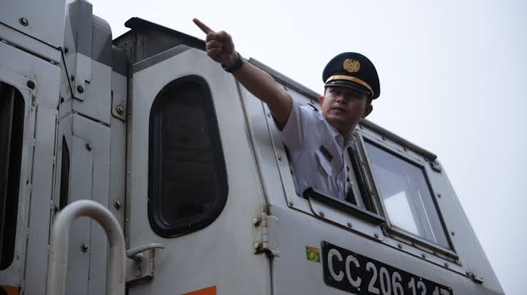 Seseorang Profesi Masinis Dengan Tugas Di Kereta Api