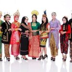 Sebuah Penggunaan Pakaian Adat Daerah Indonesia