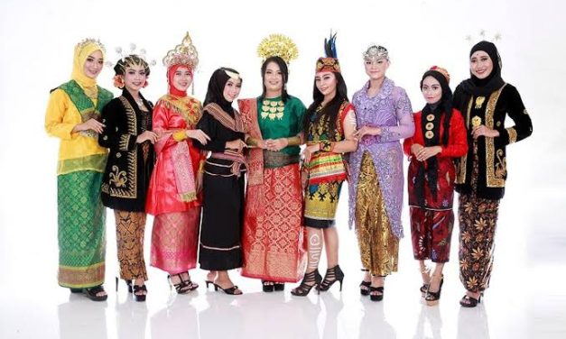 Sebuah Penggunaan Pakaian Adat Daerah Indonesia