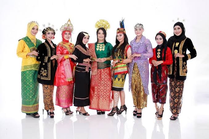 Sebuah Penggunaan Pakaian Adat Daerah Indonesia