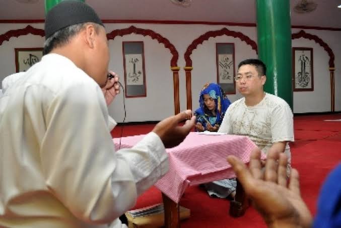 Seseorang Baru Mualaf Yang Memeluk Agama Islam