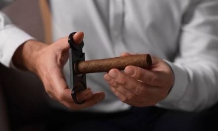 Suatu Produksi Cerutu Tebal Dengan Tembakau Pilihan
