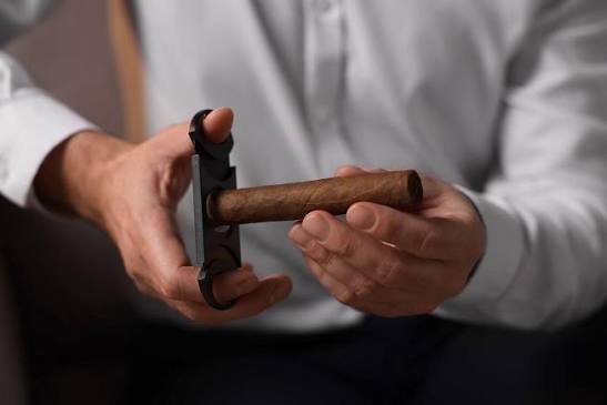 Suatu Produksi Cerutu Tebal Dengan Tembakau Pilihan
