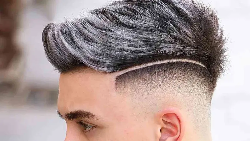 Suatu Gaya Rambut Dengan Warna Pirang